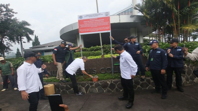 Menko Pangan Zulkifli Hasan dan Menteri LH Hanif memasang papan segel