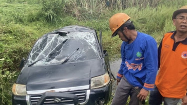 Sebuah mobil Suzuki APV berwarna hitam yang mengangkut empat penumpang tiba-tiba terbang akibat terjangan angin puting beliung. Mobil tersebut melayang sejauh sekitar 100 meter sebelum akhirnya terperosok ke dalam parit.