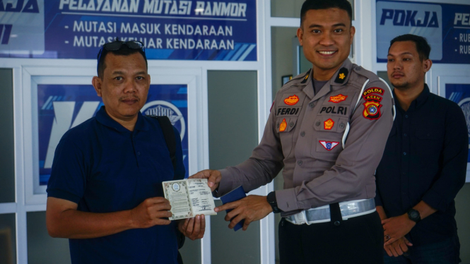Penyerahan E-BPKB perdana ke masyarakat