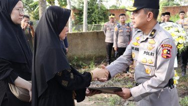 Karo Watpres SSDM Polri Brigjen Budhi Herdi mengantarkan langsung surat KPLB