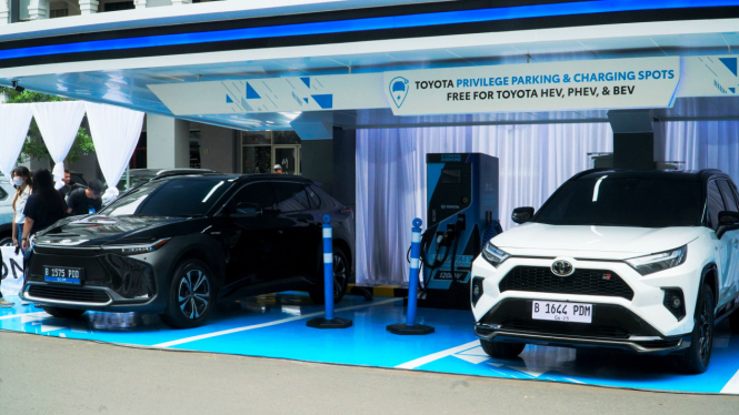 Spot parkir dan chaging spot gratis untuk mobil Toyota