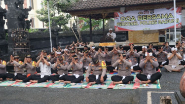 Polda Bali menggelar doa bersama untuk tiga personil polisi yang tewas ditembak saat gerebek judi sabung ayam.
