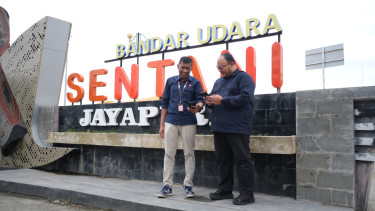 Petugas Telkomsel saat mencoba jaringan 5G