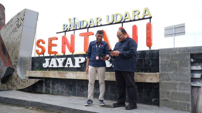 Petugas Telkomsel saat mencoba jaringan 5G