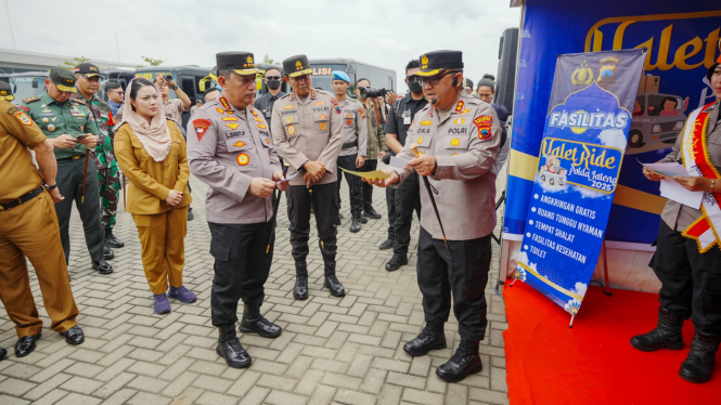 Kapolri Jenderal PolIsi Listyo Sigit Prabowo meninjau kesiapan pengamanan arus mudik dan balik Lebaran 2025.