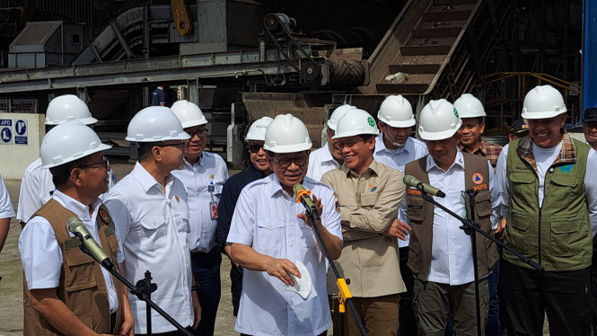 Gubernur Jakarta Pramono Anung dan Menko Pangan Zulkifli Hasan di TPST Bantar Gebang 