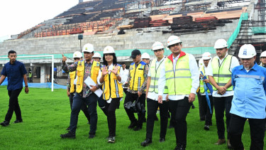 Gubernur Sumut, Bobby Afif Nasution bersama Wakil Menteri Pekerjaan Umum Diana Kusumastuti saat melakukan kunjungan kerja ke Stadion Teladan Medan.(dok Pemprov Sumut)