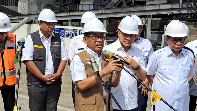 Menko PMK, Pratikno, saat peninjauan TPST Bantar Gebang 