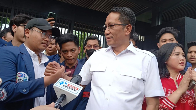 Momen Menteri Hukum (Menkum), Supratman Andi Agtas menemui mahasiswa yang berdemonstrasi menolak RUU TNI di depan Gedung DPR RI, Jakarta Pusat pada Rabu, 19 Maret 2025 (sumber: istimewa)