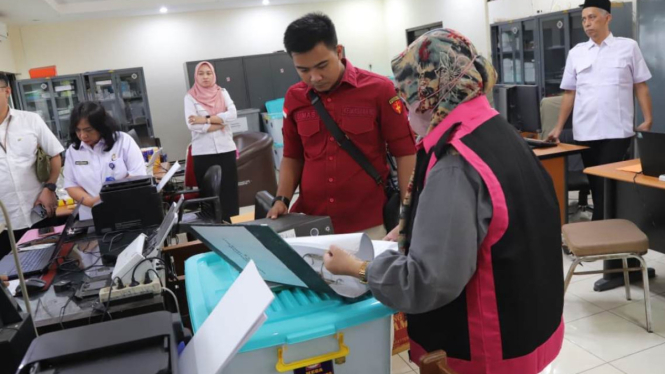Penyidik Kejati Jatim menggeledah kantor Dinas Pendidikan Provinsi Jawa Timur.