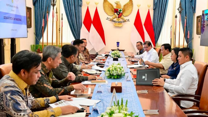 Pertemuan Presiden Prabowo Subianto dan Dewan Ekonomi Nasional (DEN) didampingi Menteri Keuangan dan Menko Perekonomian (dok: Instagram @smindrawati) 