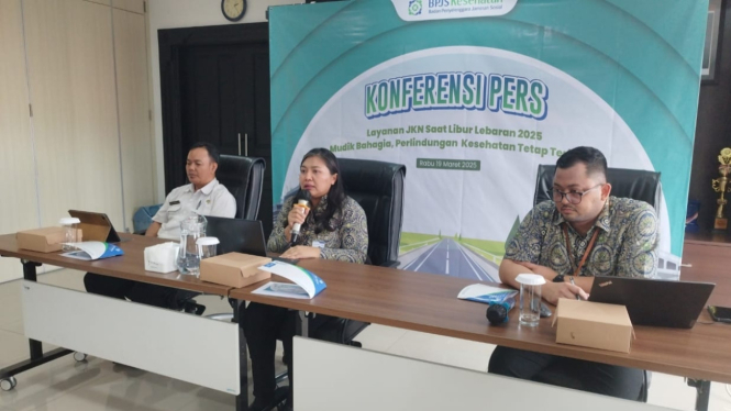 Kepala Cabang BPJS Kota Denpasar Nyoman Wiwiek Yuliadewi (tengah) dan Kepala Bidang Pelayanan Kesehatan Dinas Kesehatan Kota Denpasar I Wayan Sukrayasa (kiri) saat konferensi pers layanan JKN masa Libur Hari Raya Idul Fitri dan Nyepi 2025