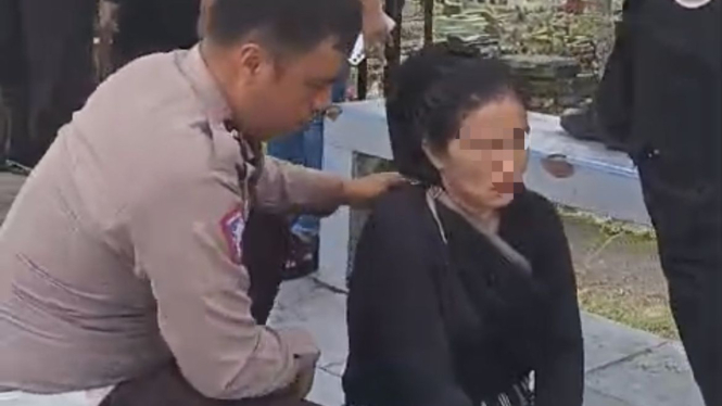 Petugas kepolisian saat memperlindungan terhadap wanita yang nekat melompat di Fly Over Amplas, Kota Medan.(istimewa/VIVA)