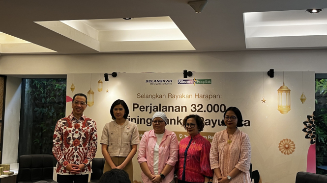Kiri-Kanan: Presdir David, CEO Siloam Caroline Riady, Pasien Kanker Payudara, dr. Vera Nevyta Tarigan, Sp.Rad Subsps. PRP (K), dan dr. Ruth Vonky SpPD,KHOM, Foto: Isra Berlian