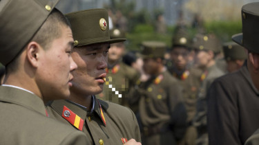 VIVA Militer: Tentara Korea Utara menghisap rokok
