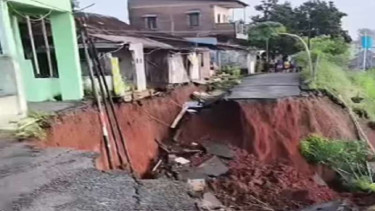 Longsor di jalan yang berada di tebing tol Semarang longsor