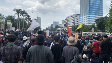 Mereka mendesak agar gerbang segera dibuka sembari meneriakkan protes keras terhadap keputusan DPR.