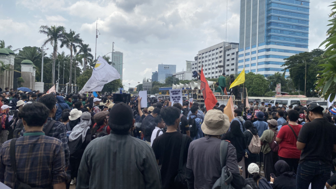 Mereka mendesak agar gerbang segera dibuka sembari meneriakkan protes keras terhadap keputusan DPR.
