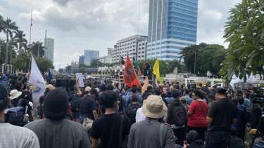 Massa dari berbagai elemen masyarakat menyuarakan kekecewaan mereka dengan berorasi lantang dan mengibarkan poster bertuliskan “Tolak RUU TNI” serta “Supremasi Sipil”.