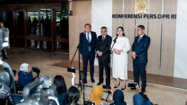Ketua DPR RI Puan Maharani bersama tiga Wakil Ketua DPR RI.