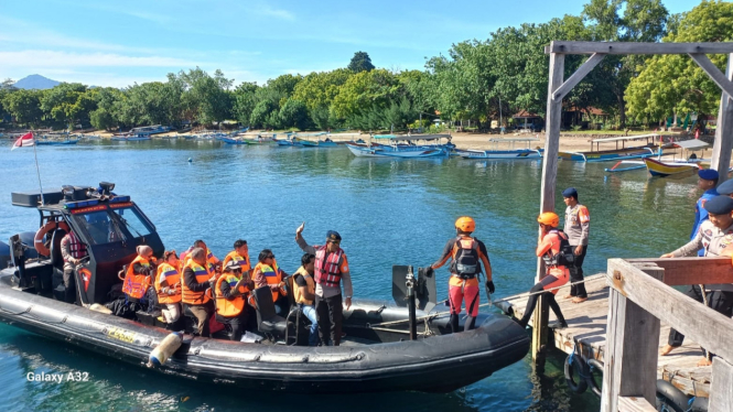 Evakuasi penumpang KMP Nusa Makmur yang kandas di perairan Pelabuhan Gilimanuk, Kabupaten Jembrana