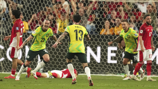 Pemain Australia Jackson Irvine rayakan gol ke gawang Timnas Indonesia