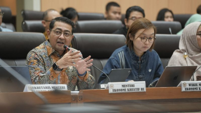 MenEkraf/KaBekraf Teuku Riefky Harsya saat rapat di DPR.