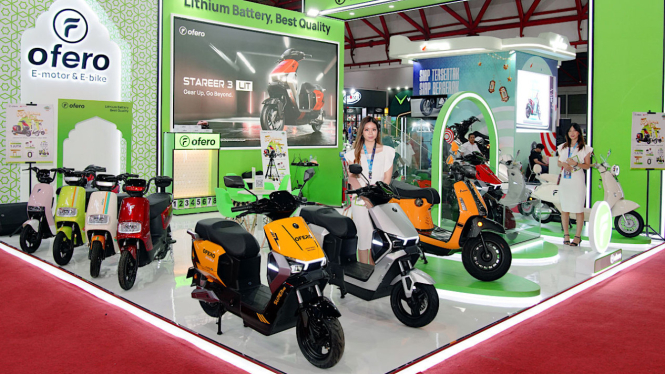 Booth sepeda listrik Ofero di Lebaran Fair 2025