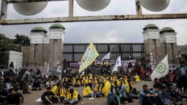 Aksi Mahasiswa saat demo tolak pengesahan UU TNI di depan gedung DPR.