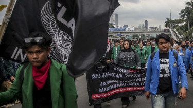 Aksi mahasiswa saat demo menolak pengesahan UU TNI. (Foto ilustrasi).