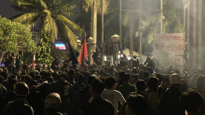 Massa aksi yang menolak pengesahan Rancangan Undang-Undang Tentara Nasional Indonesia (RUU TNI) masih bertahan di depan gerbang utama Gedung DPR RI, Senayan, Jakarta Pusat, hingga Kamis (20/3/2025) malam. 