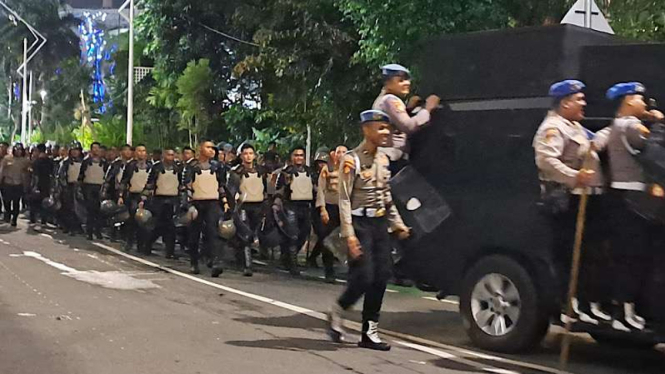 Aparat Kepolisian Melakukan Pengamanan Unjuk Rasa