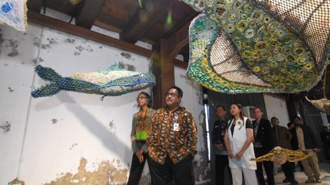 Rano Karno dan Kuasa Usaha Australia Gita Kamath saat Hadir di Pameran Seni Tenun dari Jaring Ikan (Doc: Kedubes Australia)