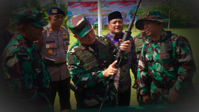 VIVA Militer: Pangdam IM, Mayjen TNI Niko saat terima senjata eks GAM