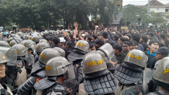 Ricuh demo tolak pengesahan RUU TNI depan Kantor Gubernur Jateng di Semarang