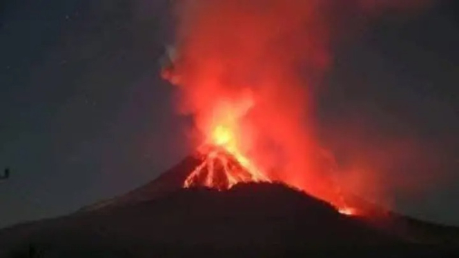 Gunung Lewotobi Laki-Laki di Flores Timur erupsi