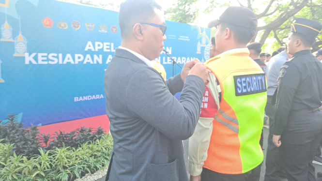 General Manager Bandara Soekarno-Hatta, Dwi Ananda Wicaksana saat menyematkan pin pada petugas pengamanan angkutan lebaran 2025