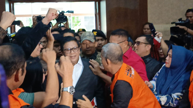 Sekjen PDIP Hasto Kristiyanto saat masuk ruang sidang Pengadilan Tipikor pada PN Jakarta Pusat untuk menjalani sidang eksepsi kasus suap dan perintangan penyidikan PAW DPR RI 2019-2024