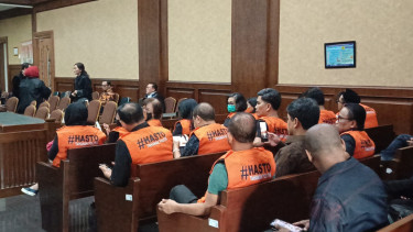 Pendukung Hasto Kristiyanto yang hadir penuhi ruang sidang Pengadilan Tipikor pada PN Jakpus di sidang pembacaan eksepsi