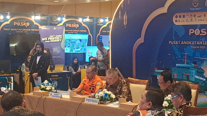 Menteri Perhubungan Dudy Purwagandhi di Posko Pusat Angkutan Lebaran 2025 