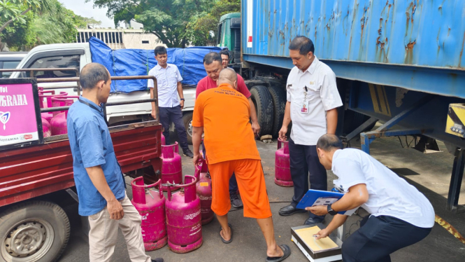Polisi mengungkap kasus pengoplosan LPG 12 kg (dok.Istimewa)