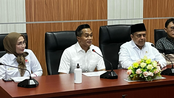 Ketua Umum Kadin DKI Jakarta Diana Dewi (kiri), Ketua Umum Kadin Indonesia Anindya Bakrie, dan Kepala BPJPH, Haikal Hasan