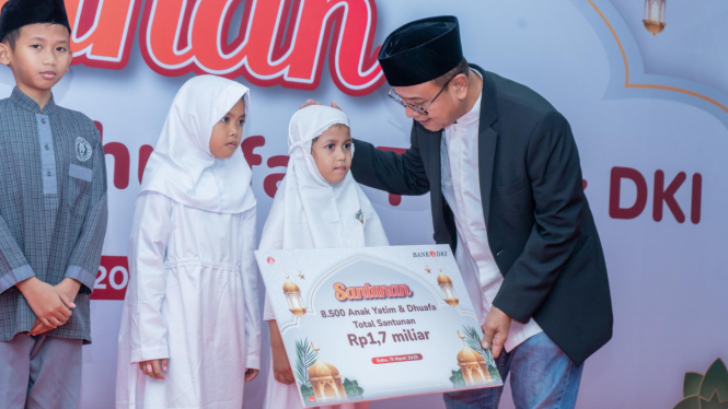 Bank DKI menyalurkan bantuan untuk anak yatim dan piatu (Dok. Humas Bank DKI)