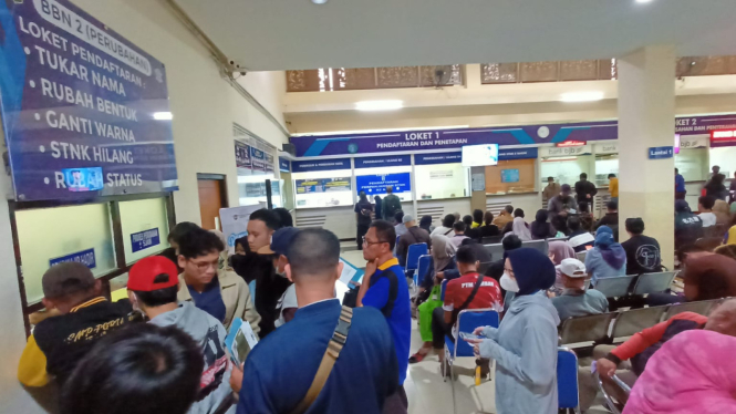 Warga Depok padati Samsat untuk ikuti program Hadiah Lebaran Warga Jabar