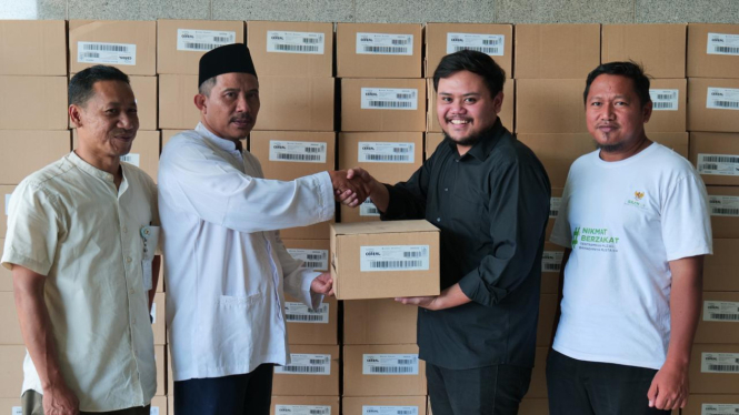 Digital Marketing Manager Yummy Bites, Bian Luthfan saat menyerahkan 6000 MPASI 