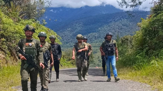 Anggota Satgas Damai Cartenz 2025 saat melakukan penyisiran penembakan 