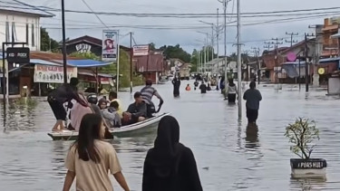 Akibat tingginya intensitas hujan, banjir besar melanda Kota Putussibau hingga melumpuhkan aktivitas pers warga, Jumat 21 Maret 2025. (Istimewa)