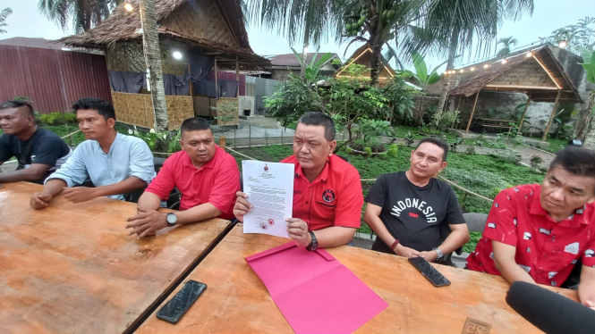  Ketua PAC PDIP Medan Helvetia, Jonlys Purba (tengah).(B.S.Putra/VIVA)