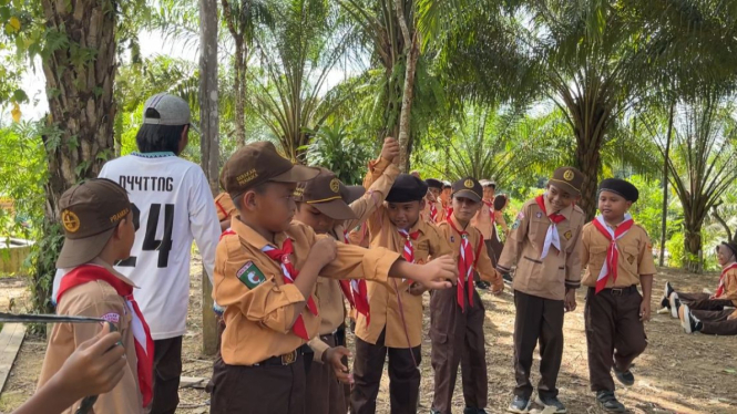 Ilustrasi Dunia Pendidikan :  Potret anak-anak sekolah sedang berlatih Pramuka di wilayah Kalimantan Timur (Jhovanda)