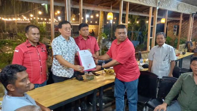 Perwakilan Ketua PAC PDIP Se-Kota Medan saat menyerahkan pernyataan sikap kepada Ketua DPC PDIP Kota Medan, Hasyim.(B.S.Putra/VIVA)
